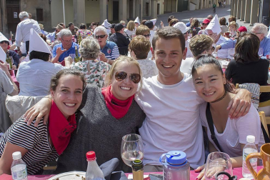 260 comensales disfrutaron el miércoles 25 de mayo de la popular comida en la que se honra las virtudes del gorrín asado y que tuvo lugar en la plaza de Santiago. Con este encuentro gastronómico, los estelleses comenzaban a despedir las Fiestas de la juventud 'Virgen del Puy' de 2016, que habían dado inicio el viernes 20 de mayo. La Asociación de Comerciantes, Hostelería y Servicios de Estella-Lizarra fue la encargada de poner en marcha esta octava edición del Día de exaltación del gorrín.