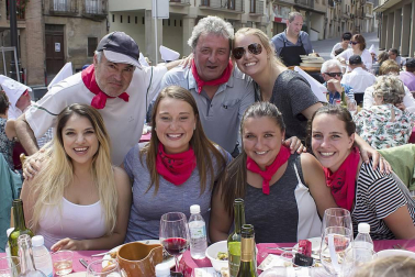 260 comensales disfrutaron el miércoles 25 de mayo de la popular comida en la que se honra las virtudes del gorrín asado y que tuvo lugar en la plaza de Santiago. Con este encuentro gastronómico, los estelleses comenzaban a despedir las Fiestas de la juventud 'Virgen del Puy' de 2016, que habían dado inicio el viernes 20 de mayo. La Asociación de Comerciantes, Hostelería y Servicios de Estella-Lizarra fue la encargada de poner en marcha esta octava edición del Día de exaltación del gorrín.