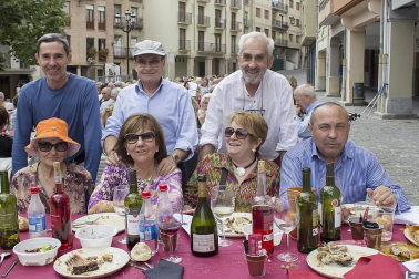 260 comensales disfrutaron el miércoles 25 de mayo de la popular comida en la que se honra las virtudes del gorrín asado y que tuvo lugar en la plaza de Santiago. Con este encuentro gastronómico, los estelleses comenzaban a despedir las Fiestas de la juventud 'Virgen del Puy' de 2016, que habían dado inicio el viernes 20 de mayo. La Asociación de Comerciantes, Hostelería y Servicios de Estella-Lizarra fue la encargada de poner en marcha esta octava edición del Día de exaltación del gorrín.
