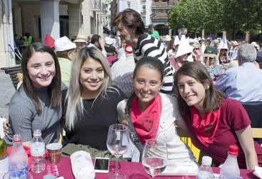 260 comensales disfrutaron el miércoles 25 de mayo de la popular comida en la que se honra las virtudes del gorrín asado y que tuvo lugar en la plaza de Santiago. Con este encuentro gastronómico, los estelleses comenzaban a despedir las Fiestas de la juventud 'Virgen del Puy' de 2016, que habían dado inicio el viernes 20 de mayo. La Asociación de Comerciantes, Hostelería y Servicios de Estella-Lizarra fue la encargada de poner en marcha esta octava edición del Día de exaltación del gorrín.