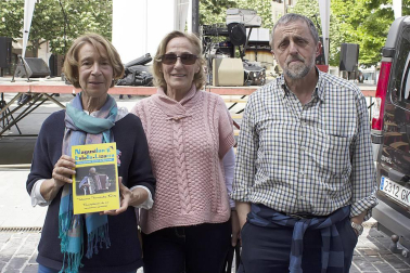 260 comensales disfrutaron el miércoles 25 de mayo de la popular comida en la que se honra las virtudes del gorrín asado y que tuvo lugar en la plaza de Santiago. Con este encuentro gastronómico, los estelleses comenzaban a despedir las Fiestas de la juventud 'Virgen del Puy' de 2016, que habían dado inicio el viernes 20 de mayo. La Asociación de Comerciantes, Hostelería y Servicios de Estella-Lizarra fue la encargada de poner en marcha esta octava edición del Día de exaltación del gorrín.