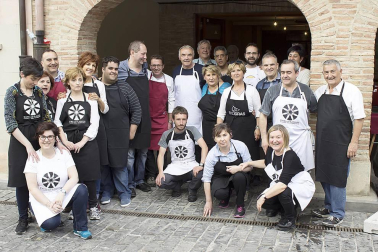 260 comensales disfrutaron el miércoles 25 de mayo de la popular comida en la que se honra las virtudes del gorrín asado y que tuvo lugar en la plaza de Santiago. Con este encuentro gastronómico, los estelleses comenzaban a despedir las Fiestas de la juventud 'Virgen del Puy' de 2016, que habían dado inicio el viernes 20 de mayo. La Asociación de Comerciantes, Hostelería y Servicios de Estella-Lizarra fue la encargada de poner en marcha esta octava edición del Día de exaltación del gorrín.