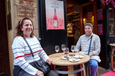 El evento 'La calle en Rosa', fiesta del vino rosado de Navarra, regresó por tercer año consecutivo al corazón de Pamplona. En esta ocasión, el epicentro de la celebración estuvo en las calles San Gregorio y Ciudadela, a las que se unieron Estafeta, San Nicolás y Comedias. Una tarde meteorológicamente perfecta en la que los amantes del vino pudieron disfrutar de un ambiente inmejorable.