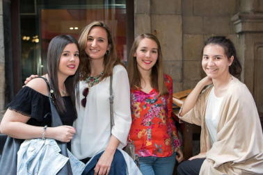 El evento 'La calle en Rosa', fiesta del vino rosado de Navarra, regresó por tercer año consecutivo al corazón de Pamplona. En esta ocasión, el epicentro de la celebración estuvo en las calles San Gregorio y Ciudadela, a las que se unieron Estafeta, San Nicolás y Comedias. Una tarde meteorológicamente perfecta en la que los amantes del vino pudieron disfrutar de un ambiente inmejorable.