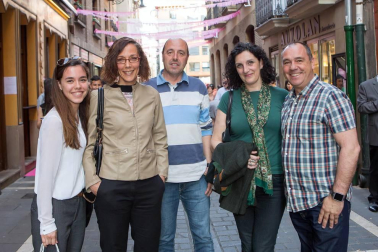 El evento 'La calle en Rosa', fiesta del vino rosado de Navarra, regresó por tercer año consecutivo al corazón de Pamplona. En esta ocasión, el epicentro de la celebración estuvo en las calles San Gregorio y Ciudadela, a las que se unieron Estafeta, San Nicolás y Comedias. Una tarde meteorológicamente perfecta en la que los amantes del vino pudieron disfrutar de un ambiente inmejorable.