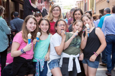 El evento 'La calle en Rosa', fiesta del vino rosado de Navarra, regresó por tercer año consecutivo al corazón de Pamplona. En esta ocasión, el epicentro de la celebración estuvo en las calles San Gregorio y Ciudadela, a las que se unieron Estafeta, San Nicolás y Comedias. Una tarde meteorológicamente perfecta en la que los amantes del vino pudieron disfrutar de un ambiente inmejorable.