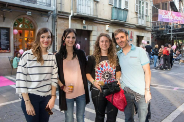 El evento 'La calle en Rosa', fiesta del vino rosado de Navarra, regresó por tercer año consecutivo al corazón de Pamplona. En esta ocasión, el epicentro de la celebración estuvo en las calles San Gregorio y Ciudadela, a las que se unieron Estafeta, San Nicolás y Comedias. Una tarde meteorológicamente perfecta en la que los amantes del vino pudieron disfrutar de un ambiente inmejorable.