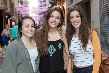 El evento 'La calle en Rosa', fiesta del vino rosado de Navarra, regresó por tercer año consecutivo al corazón de Pamplona. En esta ocasión, el epicentro de la celebración estuvo en las calles San Gregorio y Ciudadela, a las que se unieron Estafeta, San Nicolás y Comedias. Una tarde meteorológicamente perfecta en la que los amantes del vino pudieron disfrutar de un ambiente inmejorable.