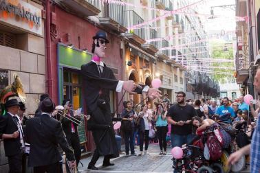 El evento 'La calle en Rosa', fiesta del vino rosado de Navarra, regresó por tercer año consecutivo al corazón de Pamplona. En esta ocasión, el epicentro de la celebración estuvo en las calles San Gregorio y Ciudadela, a las que se unieron Estafeta, San Nicolás y Comedias. Una tarde meteorológicamente perfecta en la que los amantes del vino pudieron disfrutar de un ambiente inmejorable.