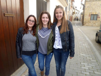 El grupo de teatro local de Lumbier presentó su última obra en el cine parroquial. Dos sesiones, durante el pasado fin de semana, para hacer disfrutar a familiares, amigos y vecinos con la representación de 'El último mono', una adaptación del exitoso Manolito gafotas, que se ha puesto en marcha bajo la dirección de Ángel Sagüés.