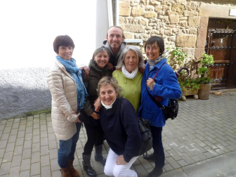 El grupo de teatro local de Lumbier presentó su última obra en el cine parroquial. Dos sesiones, durante el pasado fin de semana, para hacer disfrutar a familiares, amigos y vecinos con la representación de 'El último mono', una adaptación del exitoso Manolito gafotas, que se ha puesto en marcha bajo la dirección de Ángel Sagüés.