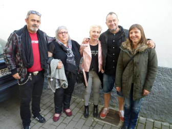 El grupo de teatro local de Lumbier presentó su última obra en el cine parroquial. Dos sesiones, durante el pasado fin de semana, para hacer disfrutar a familiares, amigos y vecinos con la representación de 'El último mono', una adaptación del exitoso Manolito gafotas, que se ha puesto en marcha bajo la dirección de Ángel Sagüés.