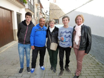 El grupo de teatro local de Lumbier presentó su última obra en el cine parroquial. Dos sesiones, durante el pasado fin de semana, para hacer disfrutar a familiares, amigos y vecinos con la representación de 'El último mono', una adaptación del exitoso Manolito gafotas, que se ha puesto en marcha bajo la dirección de Ángel Sagüés.