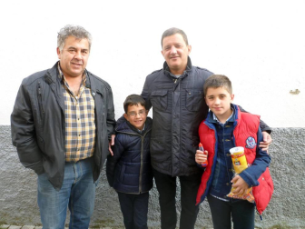 El grupo de teatro local de Lumbier presentó su última obra en el cine parroquial. Dos sesiones, durante el pasado fin de semana, para hacer disfrutar a familiares, amigos y vecinos con la representación de 'El último mono', una adaptación del exitoso Manolito gafotas, que se ha puesto en marcha bajo la dirección de Ángel Sagüés.