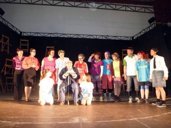 El grupo de teatro local de Lumbier presentó su última obra en el cine parroquial. Dos sesiones, durante el pasado fin de semana, para hacer disfrutar a familiares, amigos y vecinos con la representación de 'El último mono', una adaptación del exitoso Manolito gafotas, que se ha puesto en marcha bajo la dirección de Ángel Sagüés.