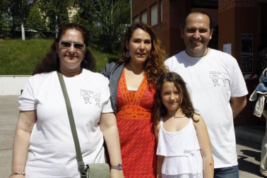Cerca de 3.000 personas pasaron el sábado por las instalaciones del C.P. Azpilagaña para disfrutar de todas las actividades programadas durante la fiesta de apoyo a los modelos PAI y British, bautizada como 'Spring party'. Hinchables, juegos infantiles, pintacaras, sesiones de teatro, talleres y otras muchas actividades mantuvieron a pequeños y mayores entretenidos en una jornada de ambiente veraniego.
