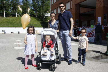 Cerca de 3.000 personas pasaron el sábado por las instalaciones del C.P. Azpilagaña para disfrutar de todas las actividades programadas durante la fiesta de apoyo a los modelos PAI y British, bautizada como 'Spring party'. Hinchables, juegos infantiles, pintacaras, sesiones de teatro, talleres y otras muchas actividades mantuvieron a pequeños y mayores entretenidos en una jornada de ambiente veraniego.
