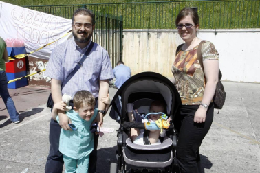 Cerca de 3.000 personas pasaron el sábado por las instalaciones del C.P. Azpilagaña para disfrutar de todas las actividades programadas durante la fiesta de apoyo a los modelos PAI y British, bautizada como 'Spring party'. Hinchables, juegos infantiles, pintacaras, sesiones de teatro, talleres y otras muchas actividades mantuvieron a pequeños y mayores entretenidos en una jornada de ambiente veraniego.