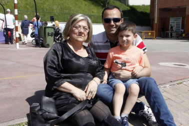 Cerca de 3.000 personas pasaron el sábado por las instalaciones del C.P. Azpilagaña para disfrutar de todas las actividades programadas durante la fiesta de apoyo a los modelos PAI y British, bautizada como 'Spring party'. Hinchables, juegos infantiles, pintacaras, sesiones de teatro, talleres y otras muchas actividades mantuvieron a pequeños y mayores entretenidos en una jornada de ambiente veraniego.