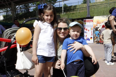 Cerca de 3.000 personas pasaron el sábado por las instalaciones del C.P. Azpilagaña para disfrutar de todas las actividades programadas durante la fiesta de apoyo a los modelos PAI y British, bautizada como 'Spring party'. Hinchables, juegos infantiles, pintacaras, sesiones de teatro, talleres y otras muchas actividades mantuvieron a pequeños y mayores entretenidos en una jornada de ambiente veraniego.