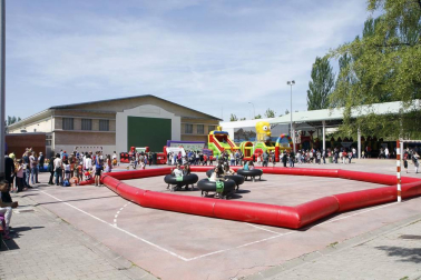 Cerca de 3.000 personas pasaron el sábado por las instalaciones del C.P. Azpilagaña para disfrutar de todas las actividades programadas durante la fiesta de apoyo a los modelos PAI y British, bautizada como 'Spring party'. Hinchables, juegos infantiles, pintacaras, sesiones de teatro, talleres y otras muchas actividades mantuvieron a pequeños y mayores entretenidos en una jornada de ambiente veraniego.