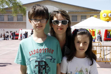 Cerca de 3.000 personas pasaron el sábado por las instalaciones del C.P. Azpilagaña para disfrutar de todas las actividades programadas durante la fiesta de apoyo a los modelos PAI y British, bautizada como 'Spring party'. Hinchables, juegos infantiles, pintacaras, sesiones de teatro, talleres y otras muchas actividades mantuvieron a pequeños y mayores entretenidos en una jornada de ambiente veraniego.
