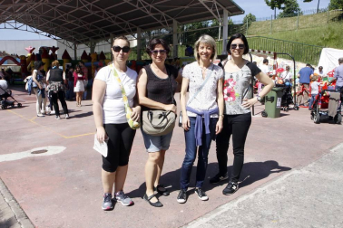 Cerca de 3.000 personas pasaron el sábado por las instalaciones del C.P. Azpilagaña para disfrutar de todas las actividades programadas durante la fiesta de apoyo a los modelos PAI y British, bautizada como 'Spring party'. Hinchables, juegos infantiles, pintacaras, sesiones de teatro, talleres y otras muchas actividades mantuvieron a pequeños y mayores entretenidos en una jornada de ambiente veraniego.