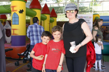 Cerca de 3.000 personas pasaron el sábado por las instalaciones del C.P. Azpilagaña para disfrutar de todas las actividades programadas durante la fiesta de apoyo a los modelos PAI y British, bautizada como 'Spring party'. Hinchables, juegos infantiles, pintacaras, sesiones de teatro, talleres y otras muchas actividades mantuvieron a pequeños y mayores entretenidos en una jornada de ambiente veraniego.