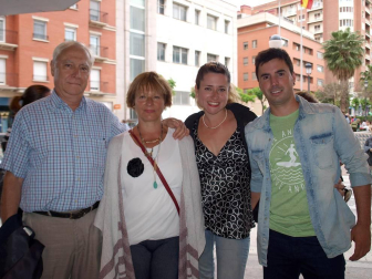 El Teatro Gaztambide recibió el sábado 21 de mayo a actores de la envergadura de Juanjo Artero, Álvaro de Luna, Tina Sainz, Sara Cozar o Mikel Laskurain que presentaron la obra 'El hijo de la novia', adaptación teatral del éxito cinematográfico del mismo nombre. Las historias cruzadas de estos personajes, que navegan entre la comedia y el drama, atrapó al numeroso público que se acercó a la capital ribera.