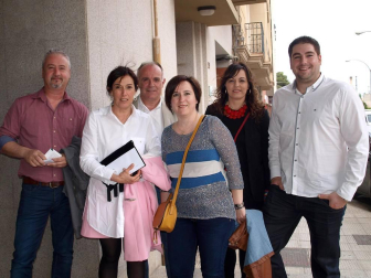 El Teatro Gaztambide recibió el sábado 21 de mayo a actores de la envergadura de Juanjo Artero, Álvaro de Luna, Tina Sainz, Sara Cozar o Mikel Laskurain que presentaron la obra 'El hijo de la novia', adaptación teatral del éxito cinematográfico del mismo nombre. Las historias cruzadas de estos personajes, que navegan entre la comedia y el drama, atrapó al numeroso público que se acercó a la capital ribera.