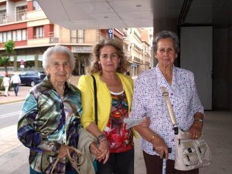 El Teatro Gaztambide recibió el sábado 21 de mayo a actores de la envergadura de Juanjo Artero, Álvaro de Luna, Tina Sainz, Sara Cozar o Mikel Laskurain que presentaron la obra 'El hijo de la novia', adaptación teatral del éxito cinematográfico del mismo nombre. Las historias cruzadas de estos personajes, que navegan entre la comedia y el drama, atrapó al numeroso público que se acercó a la capital ribera.