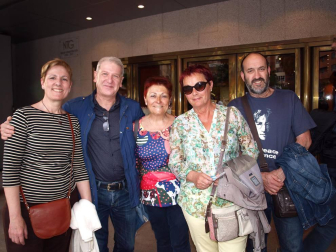 El Teatro Gaztambide recibió el sábado 21 de mayo a actores de la envergadura de Juanjo Artero, Álvaro de Luna, Tina Sainz, Sara Cozar o Mikel Laskurain que presentaron la obra 'El hijo de la novia', adaptación teatral del éxito cinematográfico del mismo nombre. Las historias cruzadas de estos personajes, que navegan entre la comedia y el drama, atrapó al numeroso público que se acercó a la capital ribera.