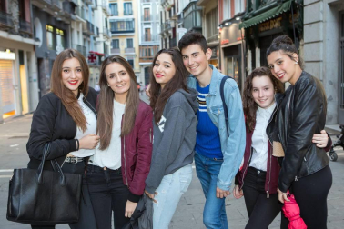 Las calles de Pamplona se llenaron de actividad durante la celebración del Día del Casco Viejo. Una fiesta muy esperada y a la que no frenó ni la presencia de la lluvia durante la tarde. Exposiciones, charlas y talleres ya habían servido de prólogo durante la semana anterior, pero el día grande fue el sábado 28 de mayo, con la puesta en marcha de un amplísimo programa que abarcó 23 escenarios diferentes por todo el barrio.