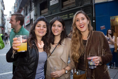 Las calles de Pamplona se llenaron de actividad durante la celebración del Día del Casco Viejo. Una fiesta muy esperada y a la que no frenó ni la presencia de la lluvia durante la tarde. Exposiciones, charlas y talleres ya habían servido de prólogo durante la semana anterior, pero el día grande fue el sábado 28 de mayo, con la puesta en marcha de un amplísimo programa que abarcó 23 escenarios diferentes por todo el barrio.