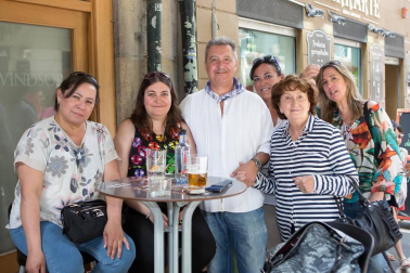 Las calles de Pamplona se llenaron de actividad durante la celebración del Día del Casco Viejo. Una fiesta muy esperada y a la que no frenó ni la presencia de la lluvia durante la tarde. Exposiciones, charlas y talleres ya habían servido de prólogo durante la semana anterior, pero el día grande fue el sábado 28 de mayo, con la puesta en marcha de un amplísimo programa que abarcó 23 escenarios diferentes por todo el barrio.