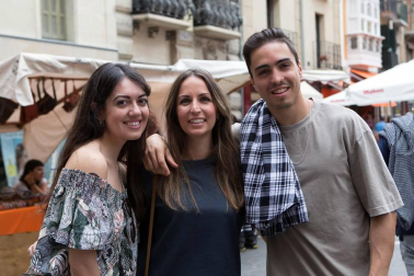 Las calles de Pamplona se llenaron de actividad durante la celebración del Día del Casco Viejo. Una fiesta muy esperada y a la que no frenó ni la presencia de la lluvia durante la tarde. Exposiciones, charlas y talleres ya habían servido de prólogo durante la semana anterior, pero el día grande fue el sábado 28 de mayo, con la puesta en marcha de un amplísimo programa que abarcó 23 escenarios diferentes por todo el barrio.