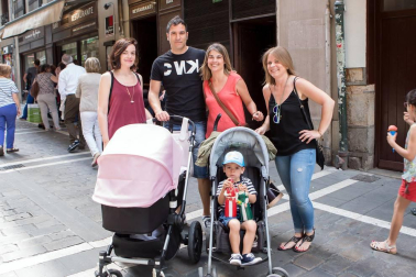 Las calles de Pamplona se llenaron de actividad durante la celebración del Día del Casco Viejo. Una fiesta muy esperada y a la que no frenó ni la presencia de la lluvia durante la tarde. Exposiciones, charlas y talleres ya habían servido de prólogo durante la semana anterior, pero el día grande fue el sábado 28 de mayo, con la puesta en marcha de un amplísimo programa que abarcó 23 escenarios diferentes por todo el barrio.