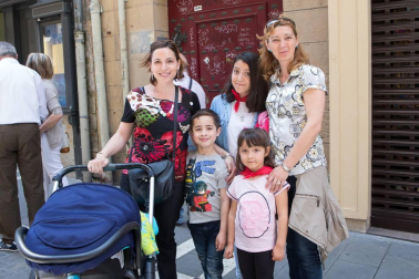 Las calles de Pamplona se llenaron de actividad durante la celebración del Día del Casco Viejo. Una fiesta muy esperada y a la que no frenó ni la presencia de la lluvia durante la tarde. Exposiciones, charlas y talleres ya habían servido de prólogo durante la semana anterior, pero el día grande fue el sábado 28 de mayo, con la puesta en marcha de un amplísimo programa que abarcó 23 escenarios diferentes por todo el barrio.