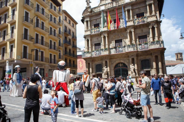 Las calles de Pamplona se llenaron de actividad durante la celebración del Día del Casco Viejo. Una fiesta muy esperada y a la que no frenó ni la presencia de la lluvia durante la tarde. Exposiciones, charlas y talleres ya habían servido de prólogo durante la semana anterior, pero el día grande fue el sábado 28 de mayo, con la puesta en marcha de un amplísimo programa que abarcó 23 escenarios diferentes por todo el barrio.