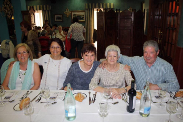 La Universidad para Mayores Francisco Ynduráin dio cierre a un nuevo curso lectivo con la entrega de diplomas y comida de confraternización ya tradicional de cada año, que se celebró en el restaurante Beti Jai. Los alumnos de la XVI promoción de la UMAFY recibieron sus diplomas en un acto celebrado en la Casa de Cultura de Aoiz. Previamente, los alumnos visitaron la exposición con 24 cuadros realizados por los alumnos del aula de photoshop que muestra cuadros de artistas famosos (Goya, Sorolla o Van Gogh) integrados en entornos cercanos de Estella, Aoiz y Pamplona, los lugares donde hay aulas de la UMAFY.