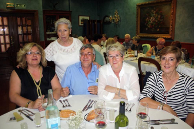 La Universidad para Mayores Francisco Ynduráin dio cierre a un nuevo curso lectivo con la entrega de diplomas y comida de confraternización ya tradicional de cada año, que se celebró en el restaurante Beti Jai. Los alumnos de la XVI promoción de la UMAFY recibieron sus diplomas en un acto celebrado en la Casa de Cultura de Aoiz. Previamente, los alumnos visitaron la exposición con 24 cuadros realizados por los alumnos del aula de photoshop que muestra cuadros de artistas famosos (Goya, Sorolla o Van Gogh) integrados en entornos cercanos de Estella, Aoiz y Pamplona, los lugares donde hay aulas de la UMAFY.
