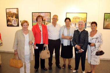 La Universidad para Mayores Francisco Ynduráin dio cierre a un nuevo curso lectivo con la entrega de diplomas y comida de confraternización ya tradicional de cada año, que se celebró en el restaurante Beti Jai. Los alumnos de la XVI promoción de la UMAFY recibieron sus diplomas en un acto celebrado en la Casa de Cultura de Aoiz. Previamente, los alumnos visitaron la exposición con 24 cuadros realizados por los alumnos del aula de photoshop que muestra cuadros de artistas famosos (Goya, Sorolla o Van Gogh) integrados en entornos cercanos de Estella, Aoiz y Pamplona, los lugares donde hay aulas de la UMAFY.