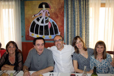 La Universidad para Mayores Francisco Ynduráin dio cierre a un nuevo curso lectivo con la entrega de diplomas y comida de confraternización ya tradicional de cada año, que se celebró en el restaurante Beti Jai. Los alumnos de la XVI promoción de la UMAFY recibieron sus diplomas en un acto celebrado en la Casa de Cultura de Aoiz. Previamente, los alumnos visitaron la exposición con 24 cuadros realizados por los alumnos del aula de photoshop que muestra cuadros de artistas famosos (Goya, Sorolla o Van Gogh) integrados en entornos cercanos de Estella, Aoiz y Pamplona, los lugares donde hay aulas de la UMAFY.