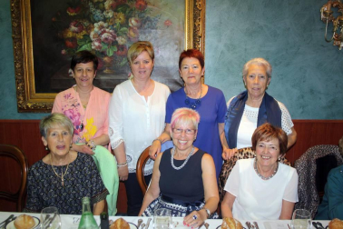 La Universidad para Mayores Francisco Ynduráin dio cierre a un nuevo curso lectivo con la entrega de diplomas y comida de confraternización ya tradicional de cada año, que se celebró en el restaurante Beti Jai. Los alumnos de la XVI promoción de la UMAFY recibieron sus diplomas en un acto celebrado en la Casa de Cultura de Aoiz. Previamente, los alumnos visitaron la exposición con 24 cuadros realizados por los alumnos del aula de photoshop que muestra cuadros de artistas famosos (Goya, Sorolla o Van Gogh) integrados en entornos cercanos de Estella, Aoiz y Pamplona, los lugares donde hay aulas de la UMAFY.