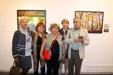La Universidad para Mayores Francisco Ynduráin dio cierre a un nuevo curso lectivo con la entrega de diplomas y comida de confraternización ya tradicional de cada año, que se celebró en el restaurante Beti Jai. Los alumnos de la XVI promoción de la UMAFY recibieron sus diplomas en un acto celebrado en la Casa de Cultura de Aoiz. Previamente, los alumnos visitaron la exposición con 24 cuadros realizados por los alumnos del aula de photoshop que muestra cuadros de artistas famosos (Goya, Sorolla o Van Gogh) integrados en entornos cercanos de Estella, Aoiz y Pamplona, los lugares donde hay aulas de la UMAFY.