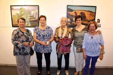 La Universidad para Mayores Francisco Ynduráin dio cierre a un nuevo curso lectivo con la entrega de diplomas y comida de confraternización ya tradicional de cada año, que se celebró en el restaurante Beti Jai. Los alumnos de la XVI promoción de la UMAFY recibieron sus diplomas en un acto celebrado en la Casa de Cultura de Aoiz. Previamente, los alumnos visitaron la exposición con 24 cuadros realizados por los alumnos del aula de photoshop que muestra cuadros de artistas famosos (Goya, Sorolla o Van Gogh) integrados en entornos cercanos de Estella, Aoiz y Pamplona, los lugares donde hay aulas de la UMAFY.