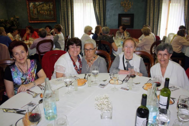 La Universidad para Mayores Francisco Ynduráin dio cierre a un nuevo curso lectivo con la entrega de diplomas y comida de confraternización ya tradicional de cada año, que se celebró en el restaurante Beti Jai. Los alumnos de la XVI promoción de la UMAFY recibieron sus diplomas en un acto celebrado en la Casa de Cultura de Aoiz. Previamente, los alumnos visitaron la exposición con 24 cuadros realizados por los alumnos del aula de photoshop que muestra cuadros de artistas famosos (Goya, Sorolla o Van Gogh) integrados en entornos cercanos de Estella, Aoiz y Pamplona, los lugares donde hay aulas de la UMAFY.