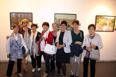 La Universidad para Mayores Francisco Ynduráin dio cierre a un nuevo curso lectivo con la entrega de diplomas y comida de confraternización ya tradicional de cada año, que se celebró en el restaurante Beti Jai. Los alumnos de la XVI promoción de la UMAFY recibieron sus diplomas en un acto celebrado en la Casa de Cultura de Aoiz. Previamente, los alumnos visitaron la exposición con 24 cuadros realizados por los alumnos del aula de photoshop que muestra cuadros de artistas famosos (Goya, Sorolla o Van Gogh) integrados en entornos cercanos de Estella, Aoiz y Pamplona, los lugares donde hay aulas de la UMAFY.