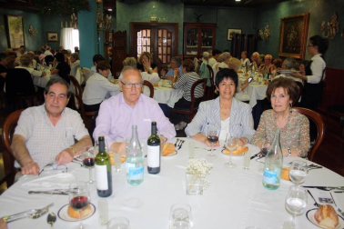 La Universidad para Mayores Francisco Ynduráin dio cierre a un nuevo curso lectivo con la entrega de diplomas y comida de confraternización ya tradicional de cada año, que se celebró en el restaurante Beti Jai. Los alumnos de la XVI promoción de la UMAFY recibieron sus diplomas en un acto celebrado en la Casa de Cultura de Aoiz. Previamente, los alumnos visitaron la exposición con 24 cuadros realizados por los alumnos del aula de photoshop que muestra cuadros de artistas famosos (Goya, Sorolla o Van Gogh) integrados en entornos cercanos de Estella, Aoiz y Pamplona, los lugares donde hay aulas de la UMAFY.