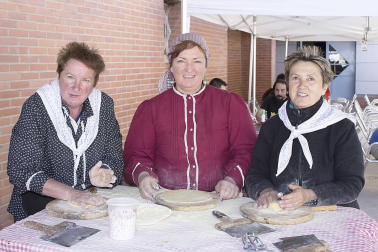 El Ayuntamiento de Mendavia en colaboración con la local Sociedad de cazadores La Vega y la Federación Navarra de este deporte organizó el domingo 29 de mayo el Día del cazador navarro. Exhibiciones de diferentes tipos de caza, muestra de perros, carreras, feria de artesanía y una comida popular fueron los actos que amenizaron la jornada.